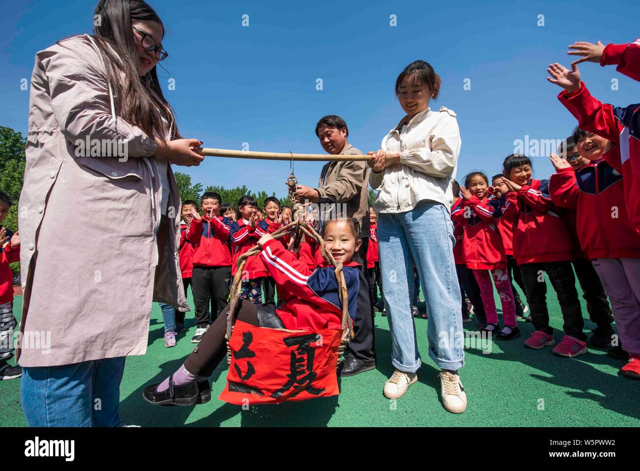 Les Enseignants D Une Ecole Maternelle Chinoise Pesent Un Eleve De Bienvenue Lixia Le Debut De L Ete En Chinois Calendrier Lunaire A Weifang City East Chin Photo Stock Alamy