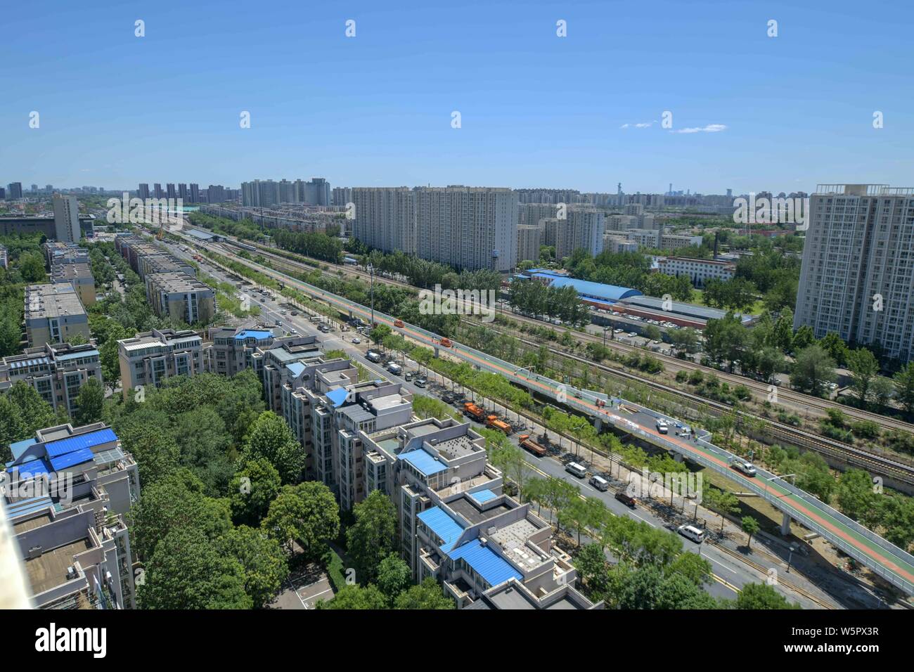 Du travail des travailleurs chinois sur le site de construction de la première piste cyclable de Beijing, qui relie Dalian dans le district de Changping et Shangdi à Haidian dis Banque D'Images