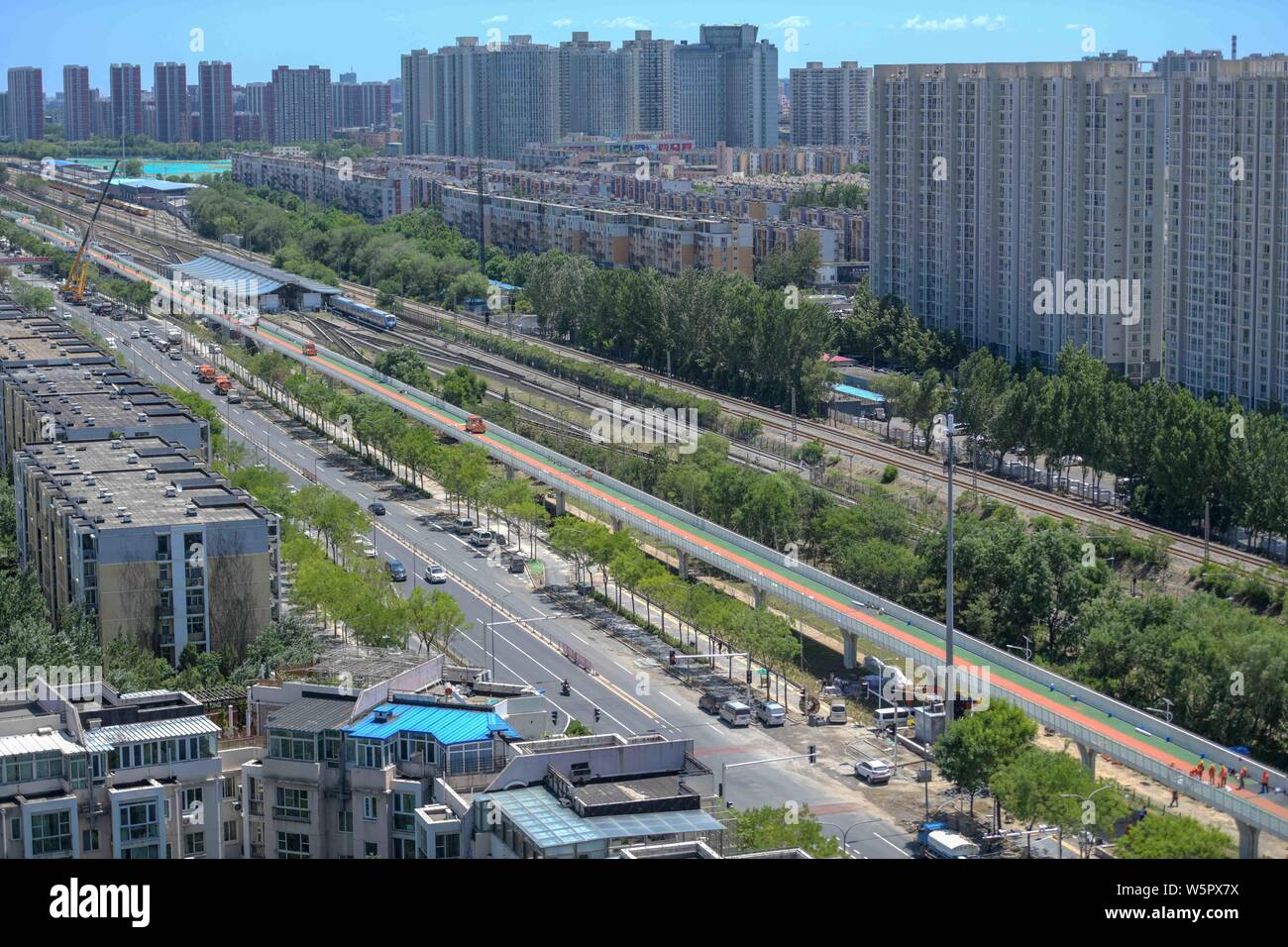 Du travail des travailleurs chinois sur le site de construction de la première piste cyclable de Beijing, qui relie Dalian dans le district de Changping et Shangdi à Haidian dis Banque D'Images