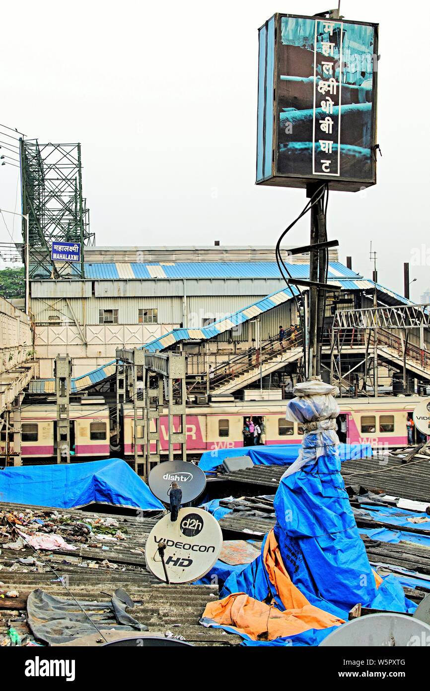 La gare de Mahalaxmi pied overbridge et bidonvilles Mumbai Maharashtra Inde Asie Banque D'Images