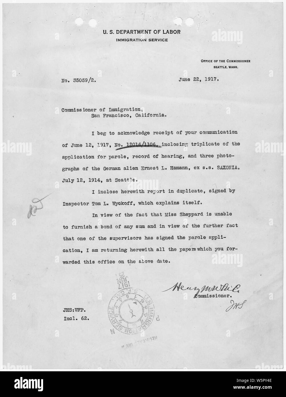 Lettre du Commissaire général de l'Immigration à la commissaire de l'Immigration, de l'Angel Island, concernant l'étranger ennemi Ernst Hamann. ; la portée et contenu : Ce document est d'une affaire relative à l'origine allemand Ernst Hamann qui ont eu la malchance d'arriver aux États-Unis quelques jours après que le président Wilson l'étranger ennemi proclamation du 6 avril 1917. Hamann a été interné sur l'Angel Island dans la baie de San Francisco. Banque D'Images