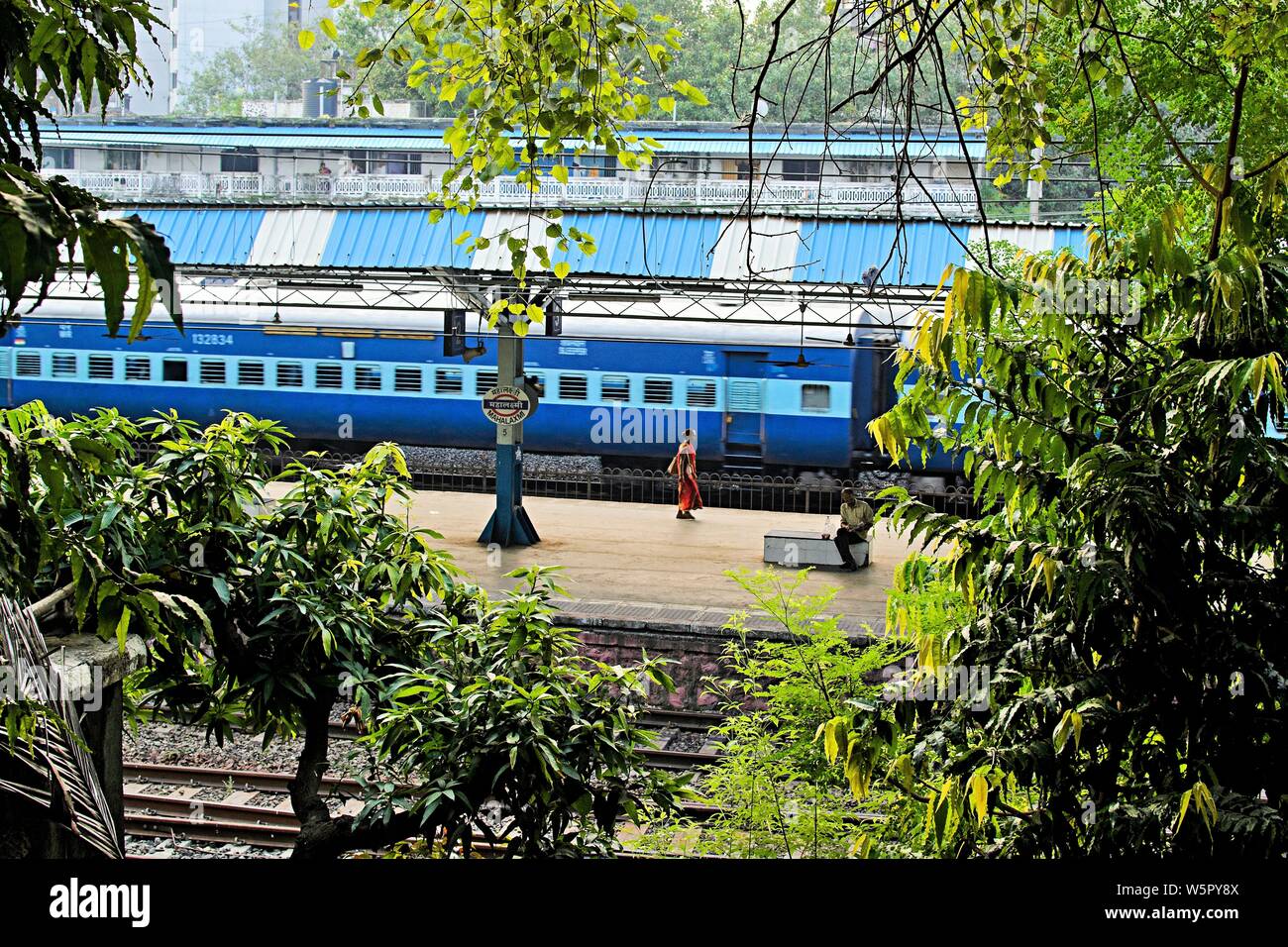 La gare de Mahalaxmi Mumbai Maharashtra Inde Asie Banque D'Images