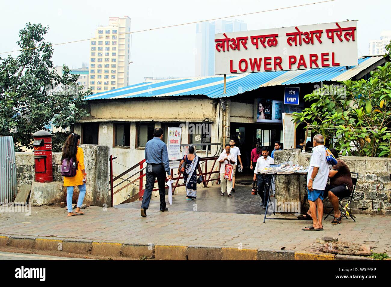 La gare de Lower Parel Mumbai Maharashtra Inde Asie Banque D'Images