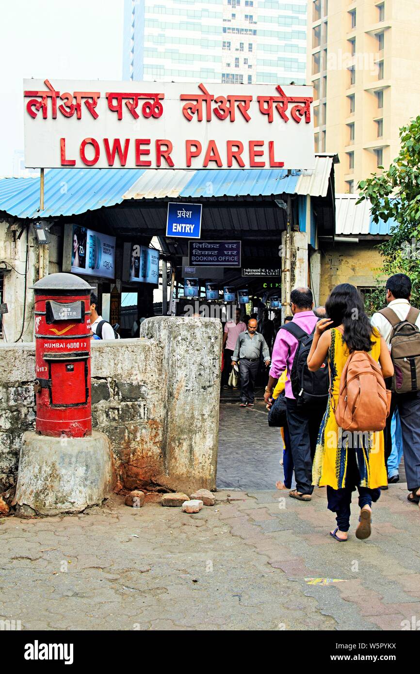 La gare de Lower Parel Mumbai Maharashtra Inde Asie Banque D'Images