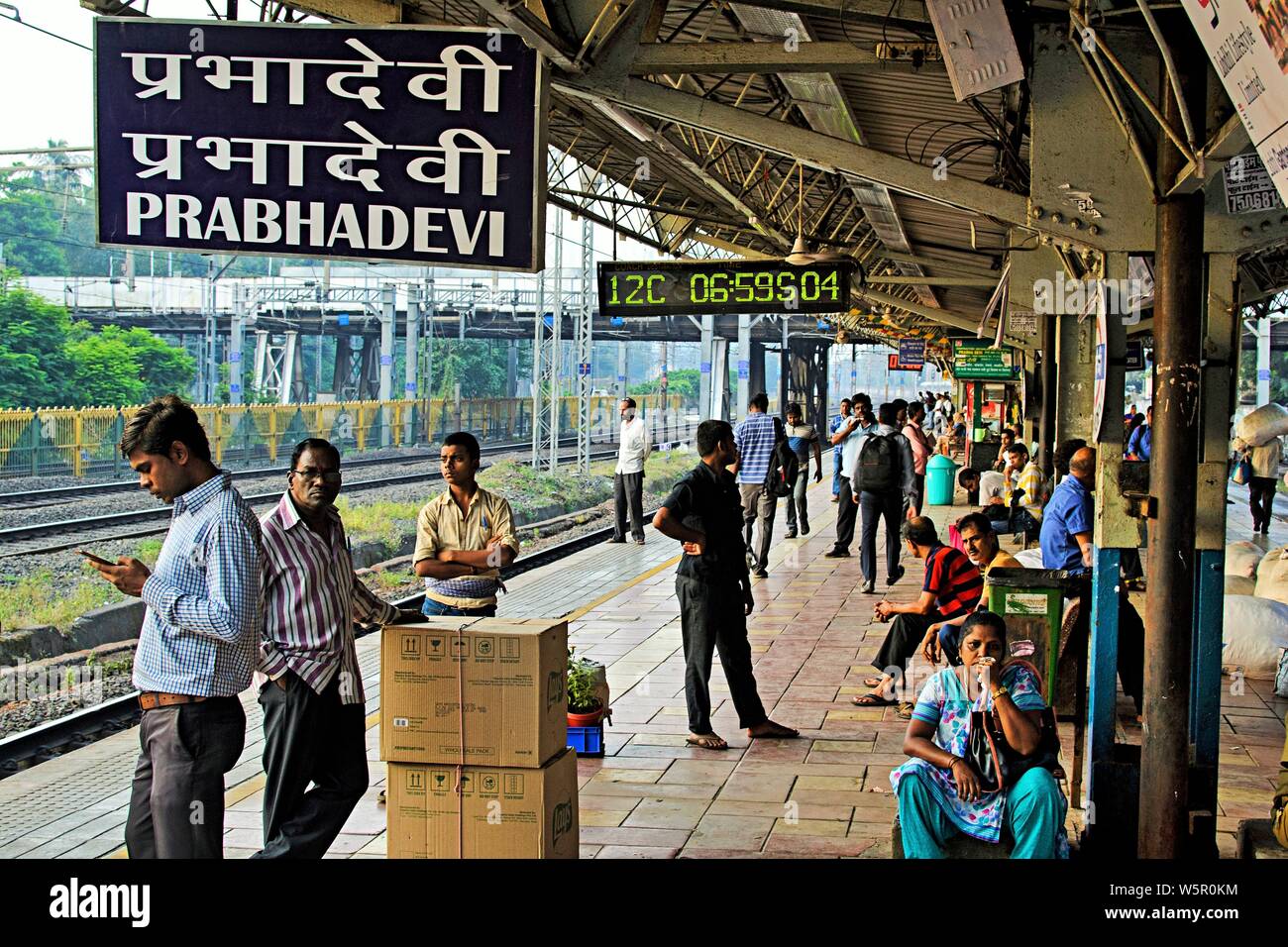 La gare la plus Prabhadevi Mumbai Maharashtra Inde Asie plate-forme Banque D'Images