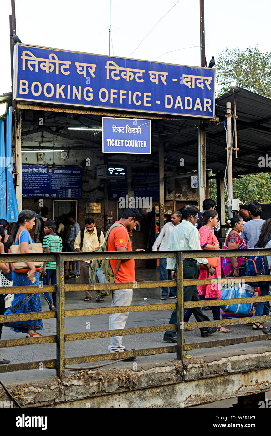 Bureau de réservation de la gare Dadar Mumbai Maharashtra Inde Asie Banque D'Images