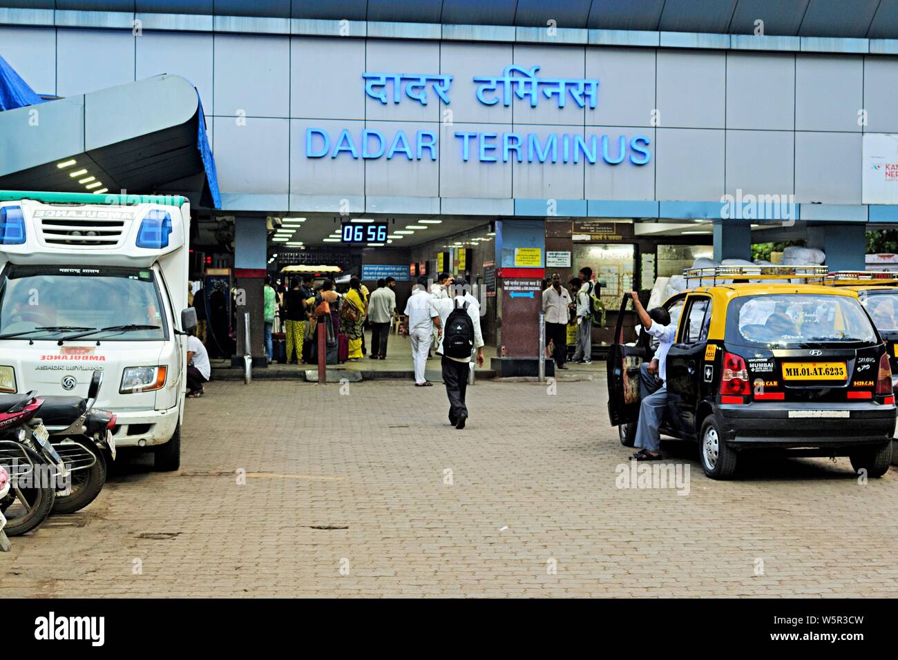 La gare Dadar Mumbai Maharashtra Inde Asie Banque D'Images