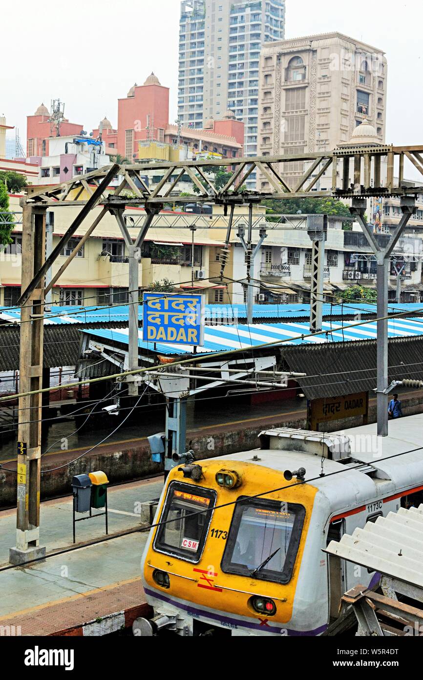 La gare Dadar Mumbai Maharashtra Inde Asie plate-forme Banque D'Images