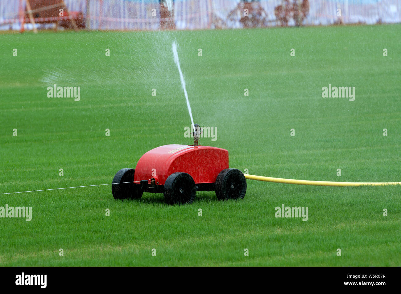 L'unité d'irrigation Matériel roulant sur l'herbe nouvellement semé Banque D'Images