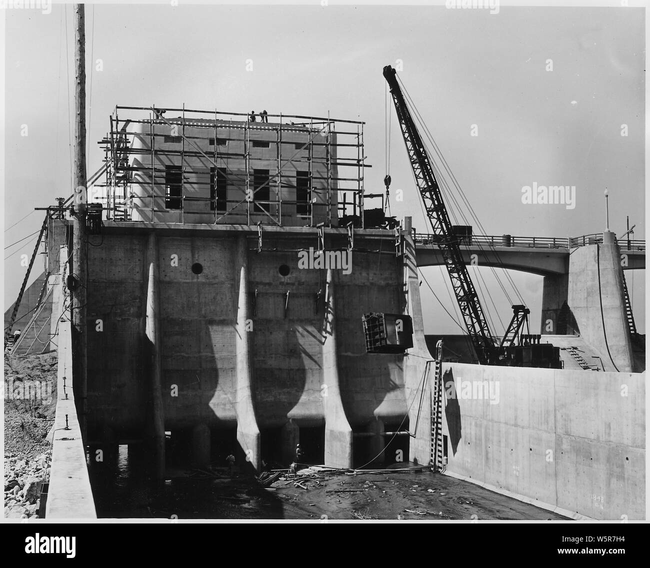 À la recherche en amont dans le canal de sortie. Forme de travail a été dépouillé de la prise de tour de contrôle et le pont de service et l'un des cadres de porte coulissante de contrôle de sortie est abaissé en position d'installation. Projet : Los Angeles River Amélioration. Emplacement : Sepulveda Barrage sur Los Angeles River près de Van Nuys, nord-ouest de ville de Los Angeles, Californie. Fonds : fonds réguliers. Travaux poursuivis en vertu du contrat n° W-509-Eng.-966. ; notes générales : - Sepulveda Dam, sur la Los Angeles River dans la vallée de San Fernando. Banque D'Images