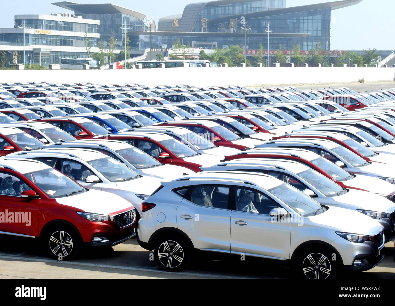 Les véhicules sont d'être expédiés à l'étranger, dans le port de Lianyungang dans Xuzhou city, Jiangsu province de Chine orientale, le 10 juin 2019. Le commerce extérieur de la Chine Banque D'Images