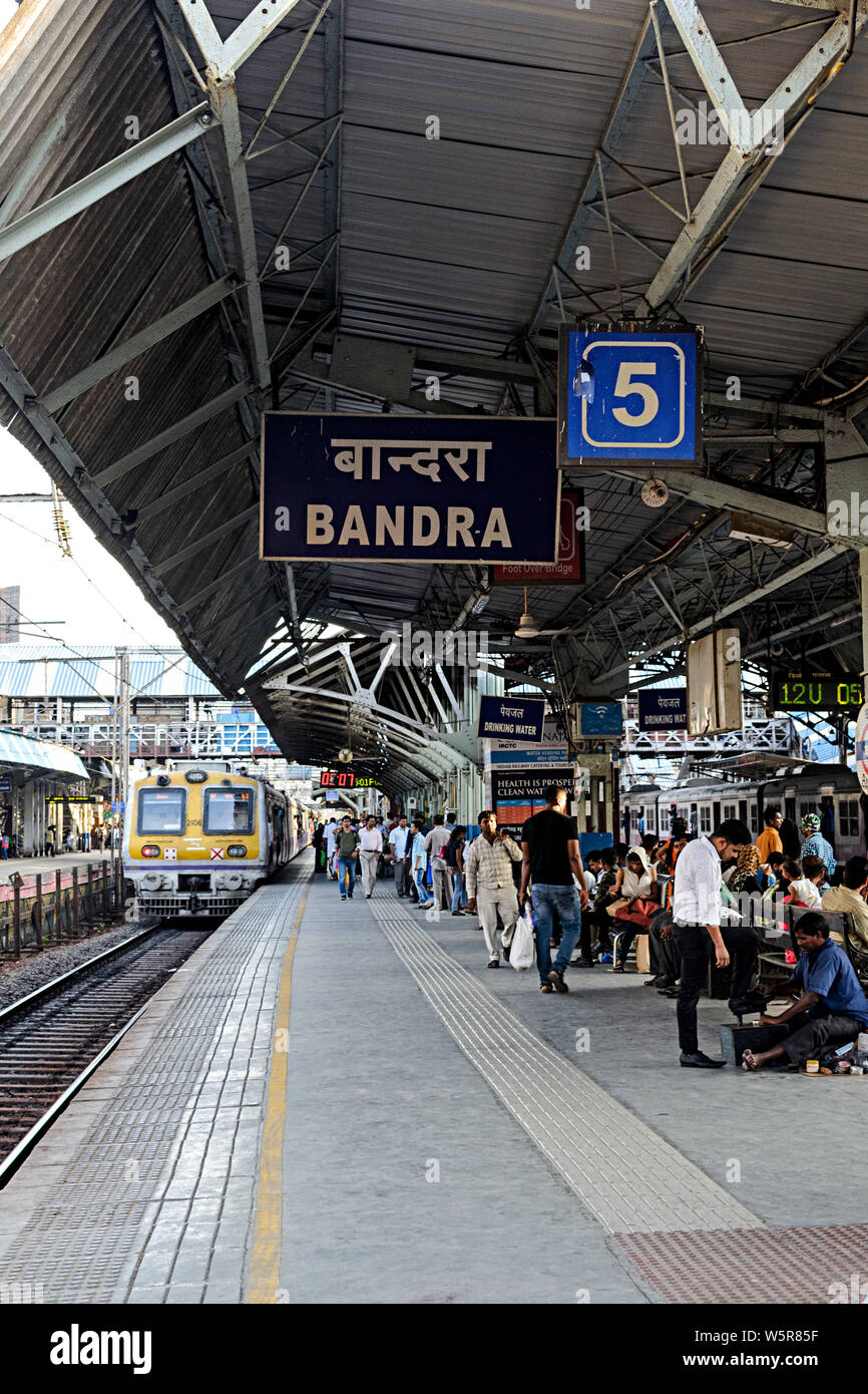 La gare de Bandra Mumbai Maharashtra Inde Asie Banque D'Images