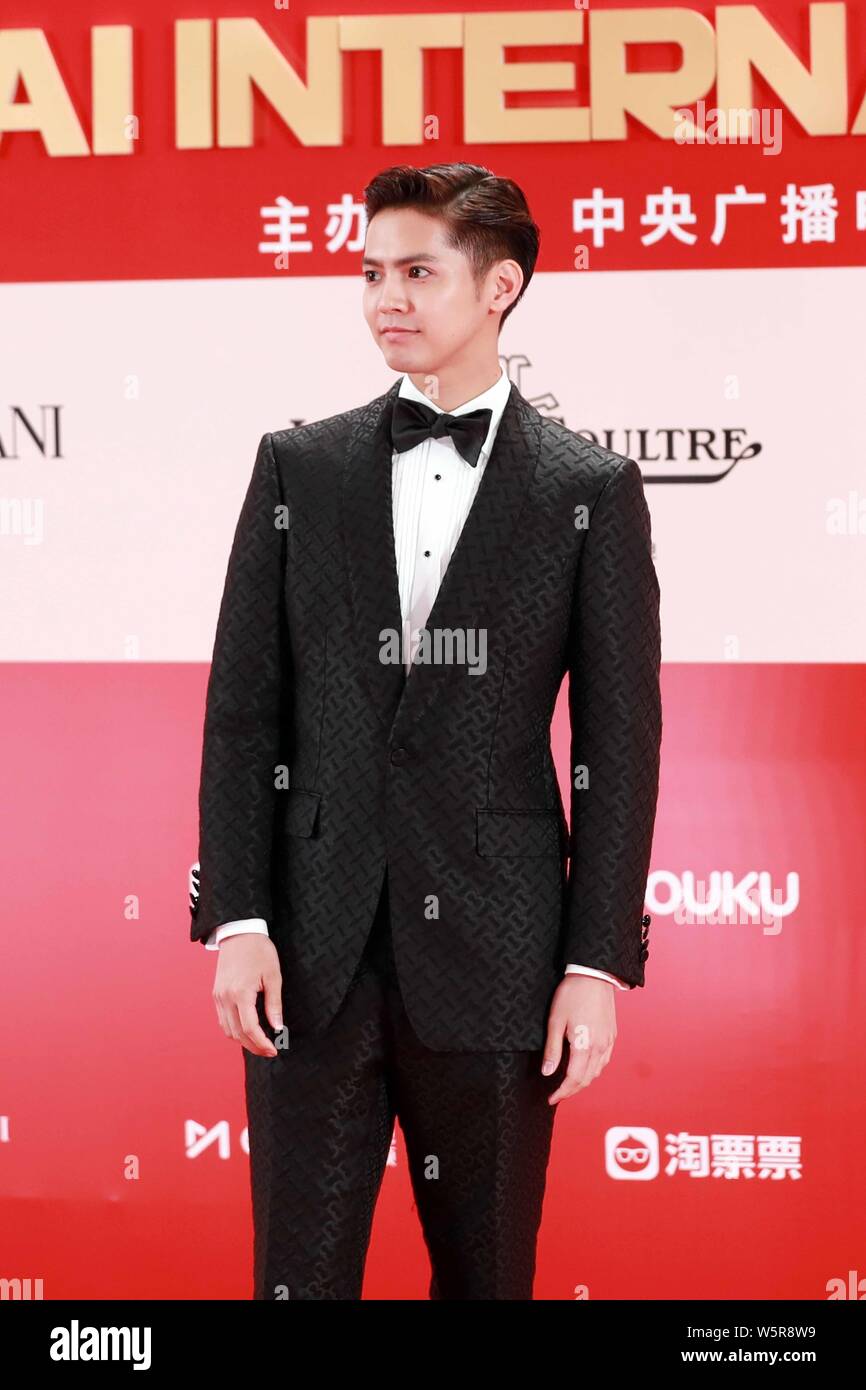 Chanteur et acteur japonais Ryota Katayose arrive sur le tapis rouge pour la cérémonie de clôture du 22e Festival International du Film de Shanghai (SIFF 201 Banque D'Images