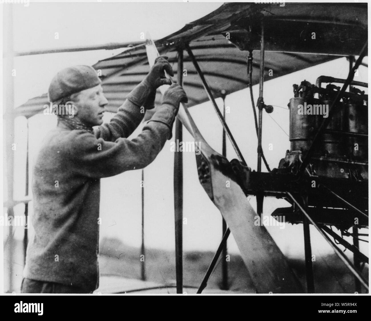 Le lieutenant T. G. Ellyson, premier aviateur naval, démarrer le moteur. Banque D'Images