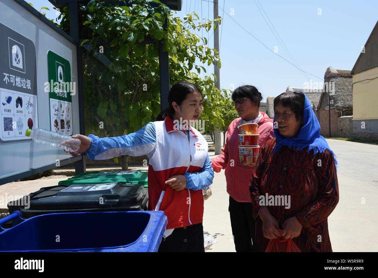 Un bénévole chinois introduit le tri des déchets à des villageois de village Dongchu, Rongcheng City, Shandong province de Chine orientale, le 4 juin 2019. Divers Banque D'Images