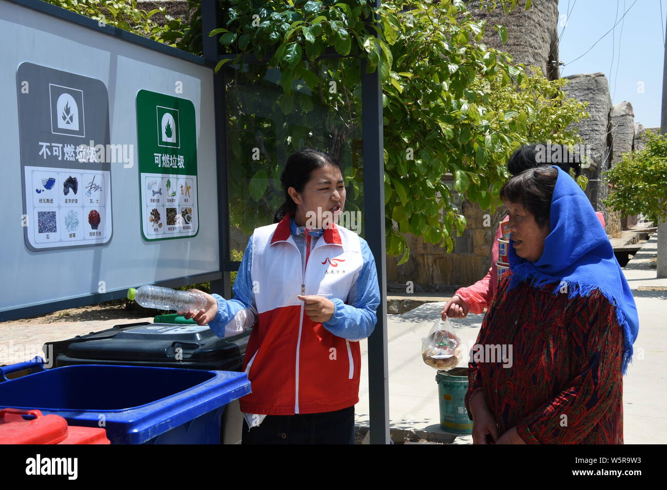 Un bénévole chinois introduit le tri des déchets à des villageois de village Dongchu, Rongcheng City, Shandong province de Chine orientale, le 4 juin 2019. Divers Banque D'Images