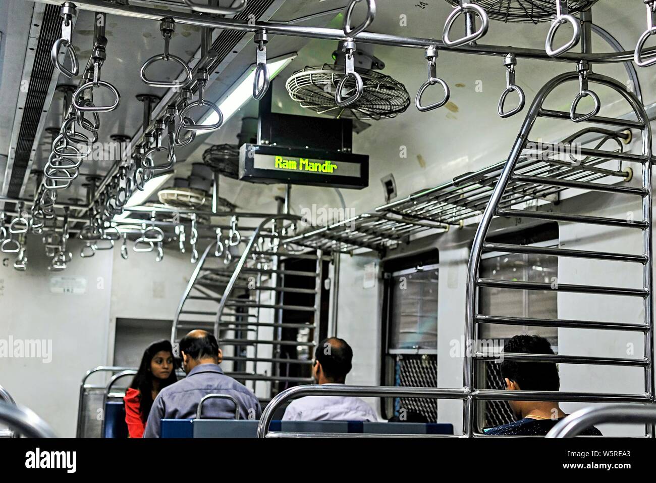 Dans l'indicateur de la gare de train Ram Mandir Mumbai Maharashtra Inde Asie Banque D'Images
