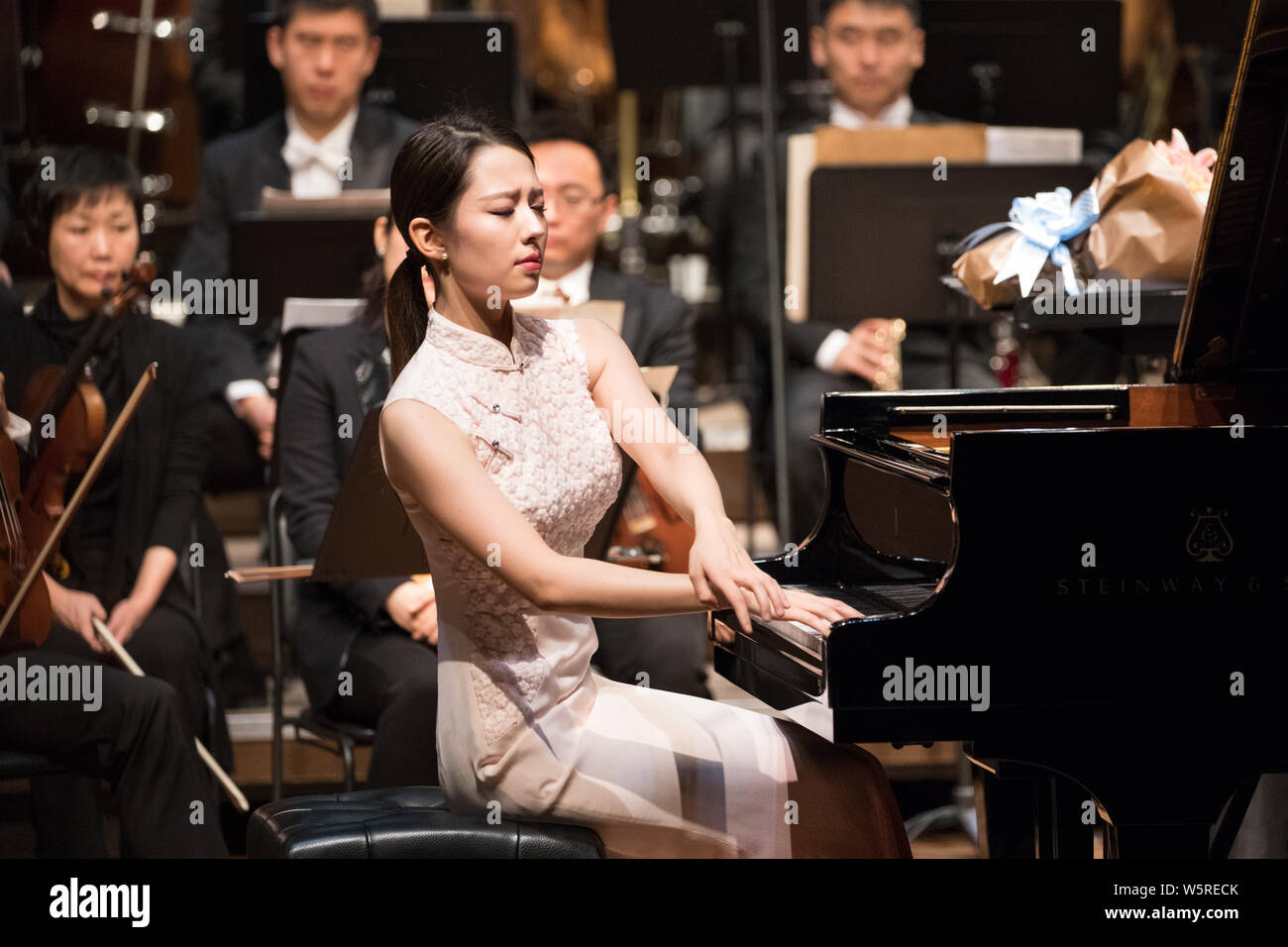 FILE--Gina Alice Redlinger, l'épouse de pianiste chinois Lang Lang,  effectue lors d'un concert dans la ville de Guangzhou, province du  Guangdong en Chine du Sud, 17 Photo Stock - Alamy