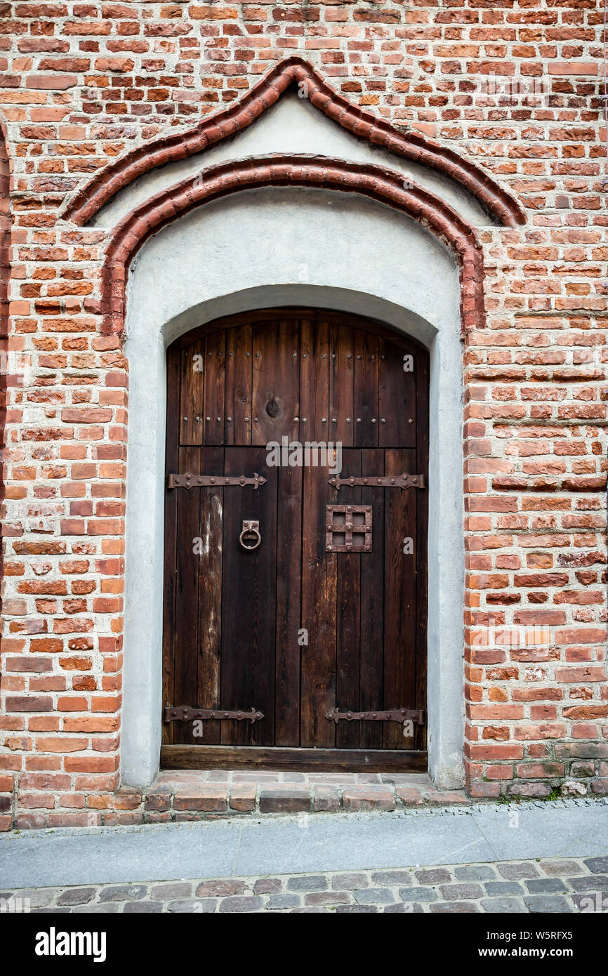 Ancienne entrée avec décoration, Olsztyn Banque D'Images
