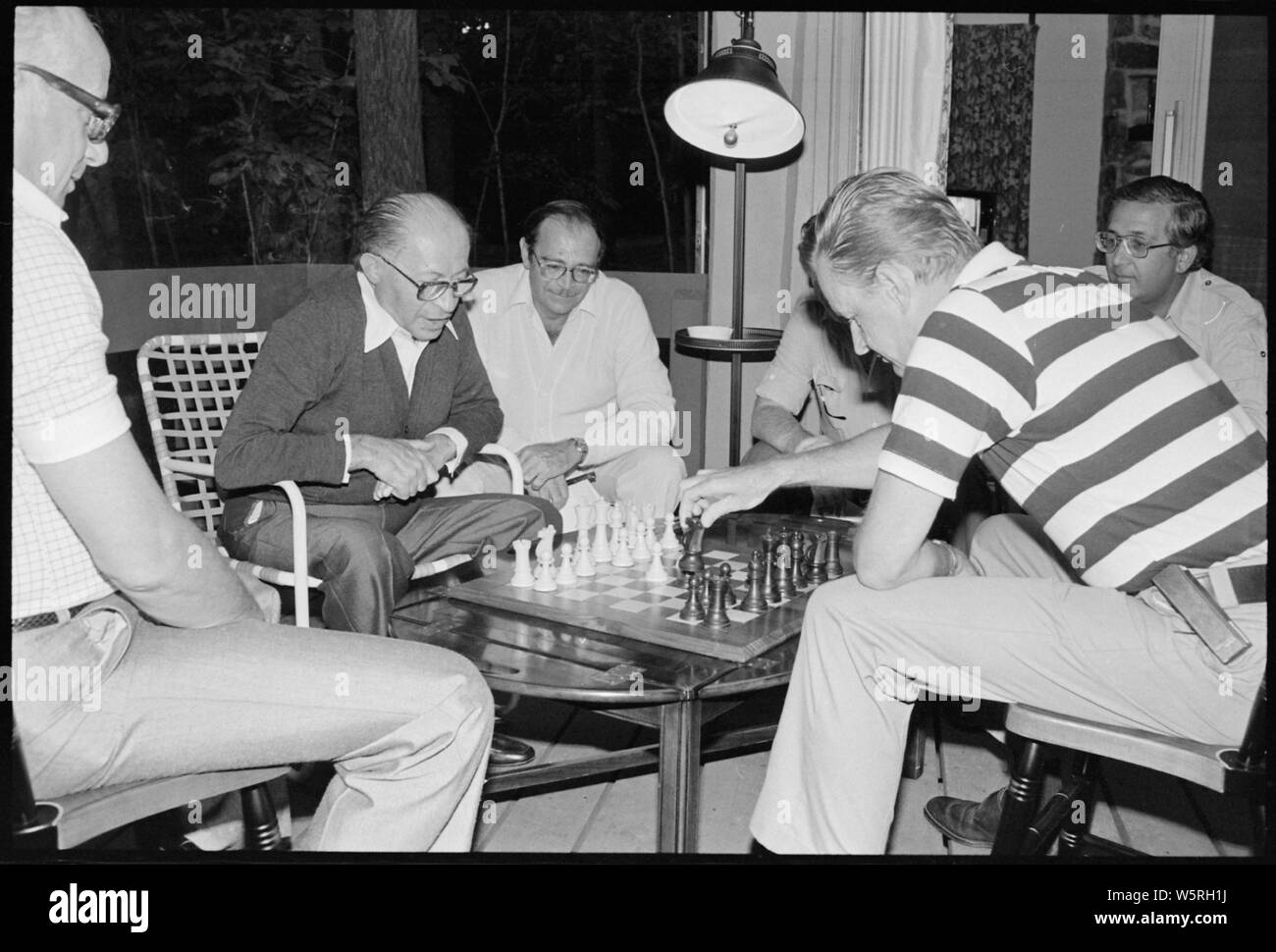Menahem Begin et Zbigniew Brzezinski jouer aux échecs pendant le Sommet de Camp David. Banque D'Images
