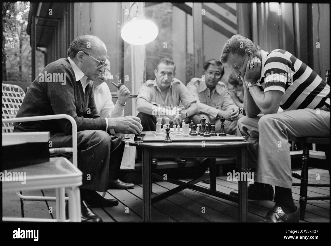 Menahem Begin et Zbigniew Brzezinski jouer aux échecs pendant le Sommet de Camp David. Banque D'Images