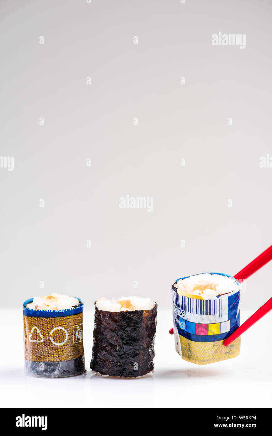 Sushi enveloppé dans du plastique, de la pollution de l'océan de l'image conceptuelle. Copie de l'affiche de l'espace. Banque D'Images