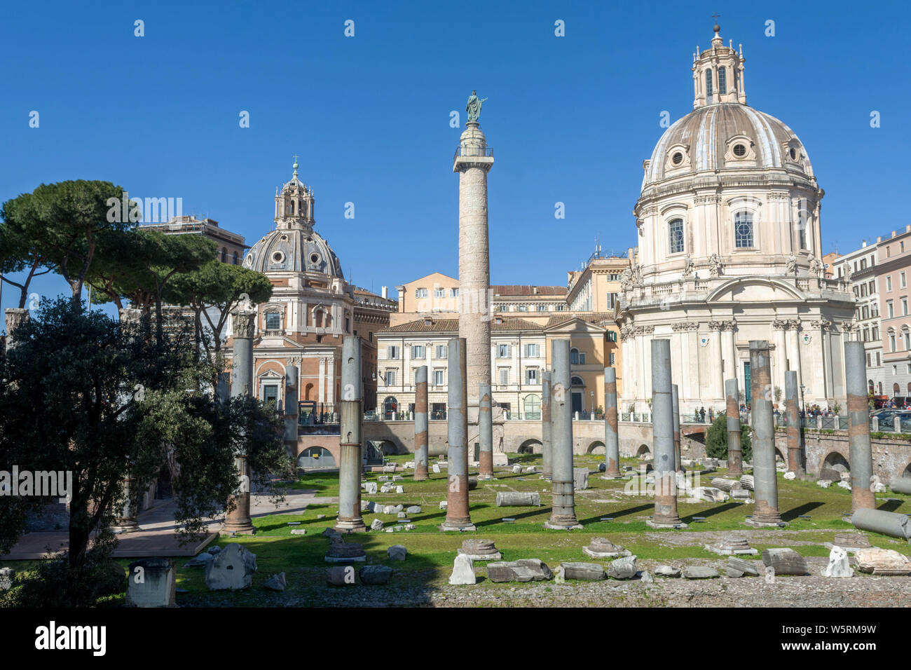 Italie, Rome : La Colonne Trajane et église de Santa Maria di Loreto, du Forum de Trajan, Foro di Traiano Banque D'Images