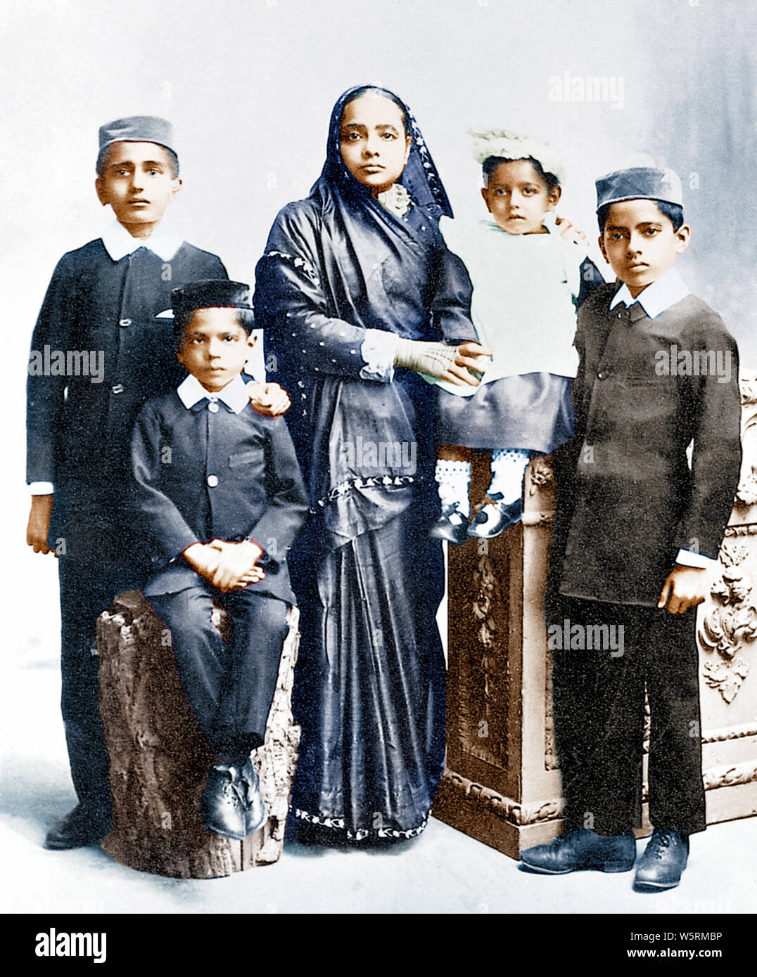 Ancienne photo vintage de Kasturba Gandhi avec des fils Afrique du Sud 1896 ancienne image vintage 1800s Banque D'Images