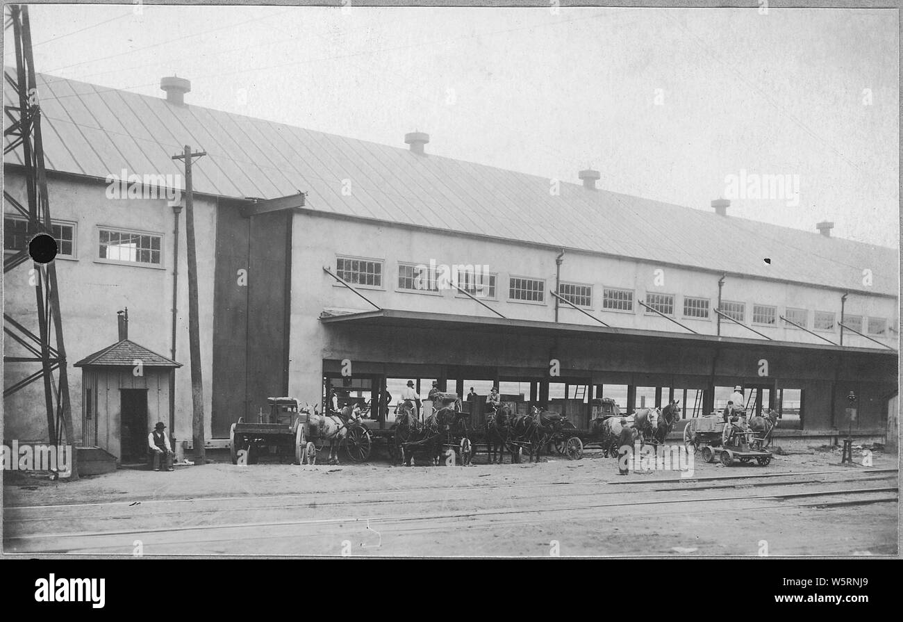 Quai Municipal et de marchandises. Kansas City, Missouri ; Portée et contenu : montrant le quai-de-chaussée, pistes, jib-crane, cargo-barges en boîte, du dispositif d'installations, et le pont en arrière-plan. Banque D'Images