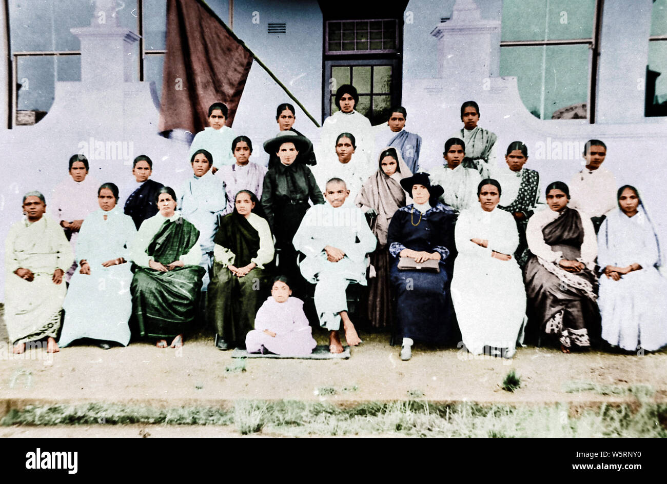 Kasturba Gandhi et Mahatma Gandhi avec groupe de femmes 1913 Banque D'Images