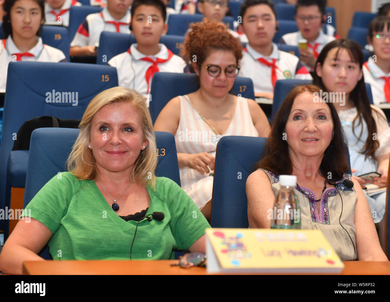 La romancière anglaise Lucy Hawking, gauche, fille de feu Stephen Hawking physicien théoricien et écrivain Jane Wilde, Hawking et sa mère Jane Hawkin Banque D'Images