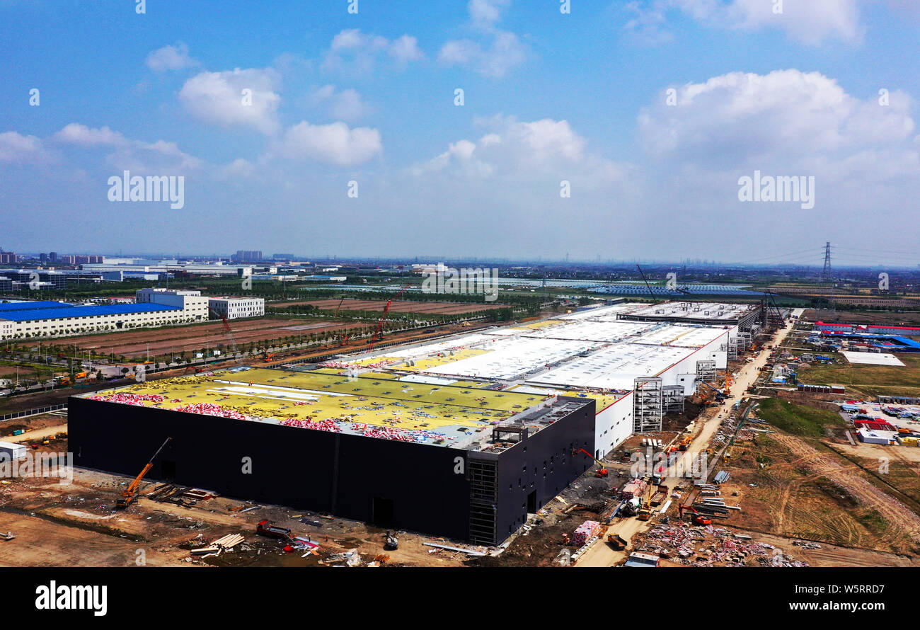 --FILE--l'Gigafactory Tesla 3 est en construction à Lingang, Pudong New Area, Shanghai, Chine, le 9 juin 2019. De retour dans le milieu de mars, travailleur Banque D'Images