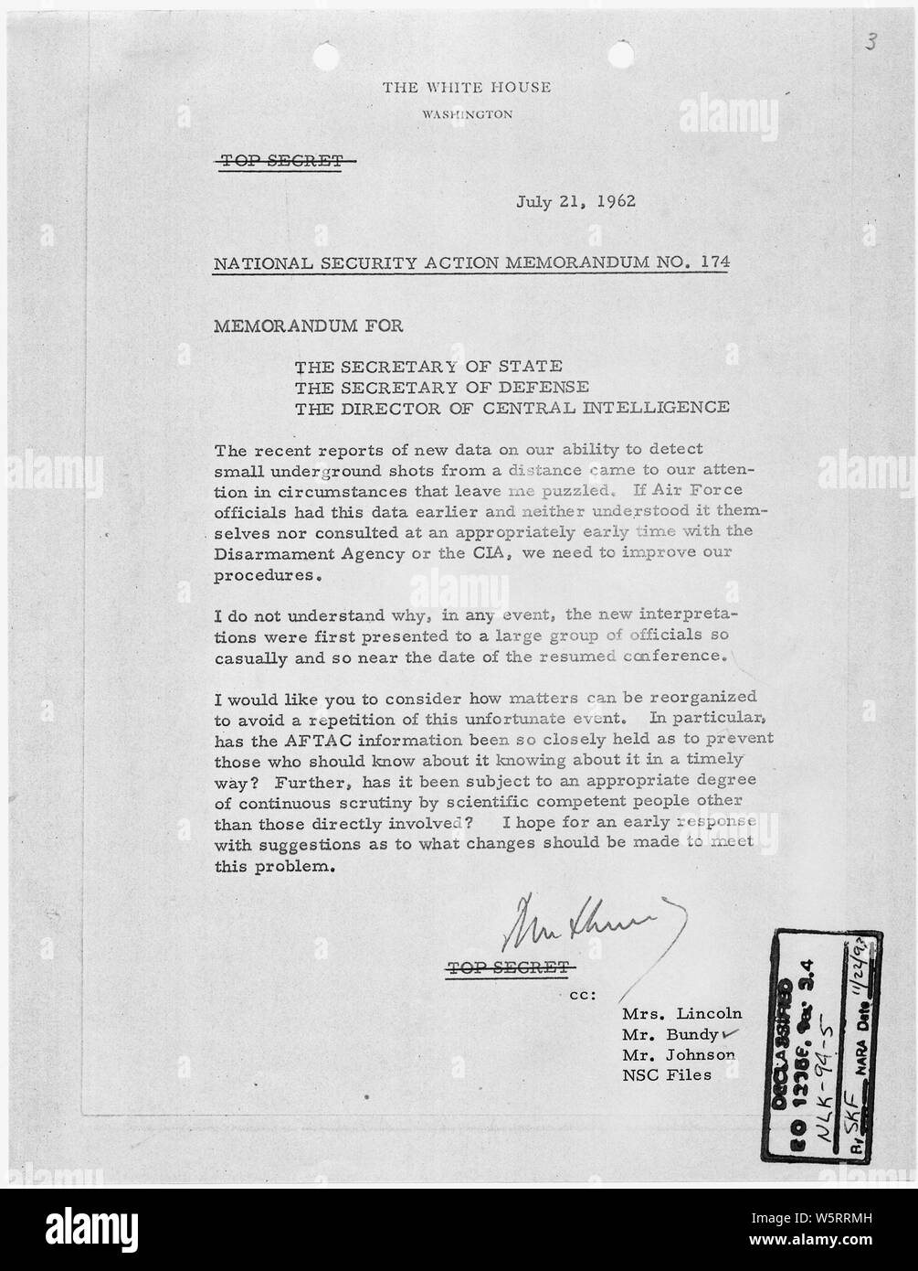 Action de sécurité nationale Note n° 174 Capacité de détecter de petits coups souterrains ; Portée et contenu : Note pour le secrétaire d'État, le secrétaire à la défense, directeur, Central Intelligence Agency sur la détection de tirs souterrains. Banque D'Images