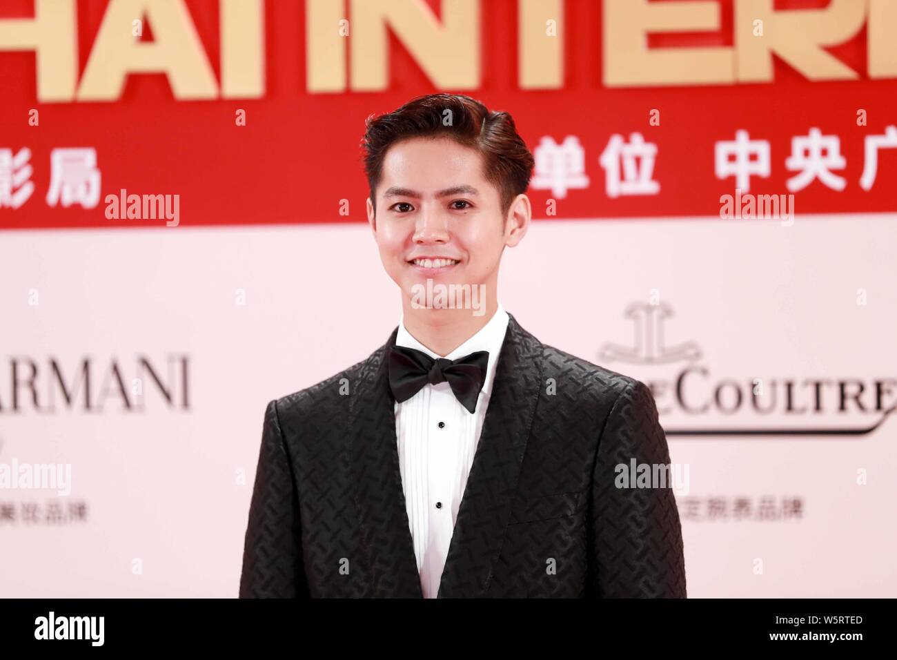 Chanteur et acteur japonais Ryota Katayose arrive sur le tapis rouge pour la cérémonie de clôture du 22e Festival International du Film de Shanghai (SIFF 201 Banque D'Images