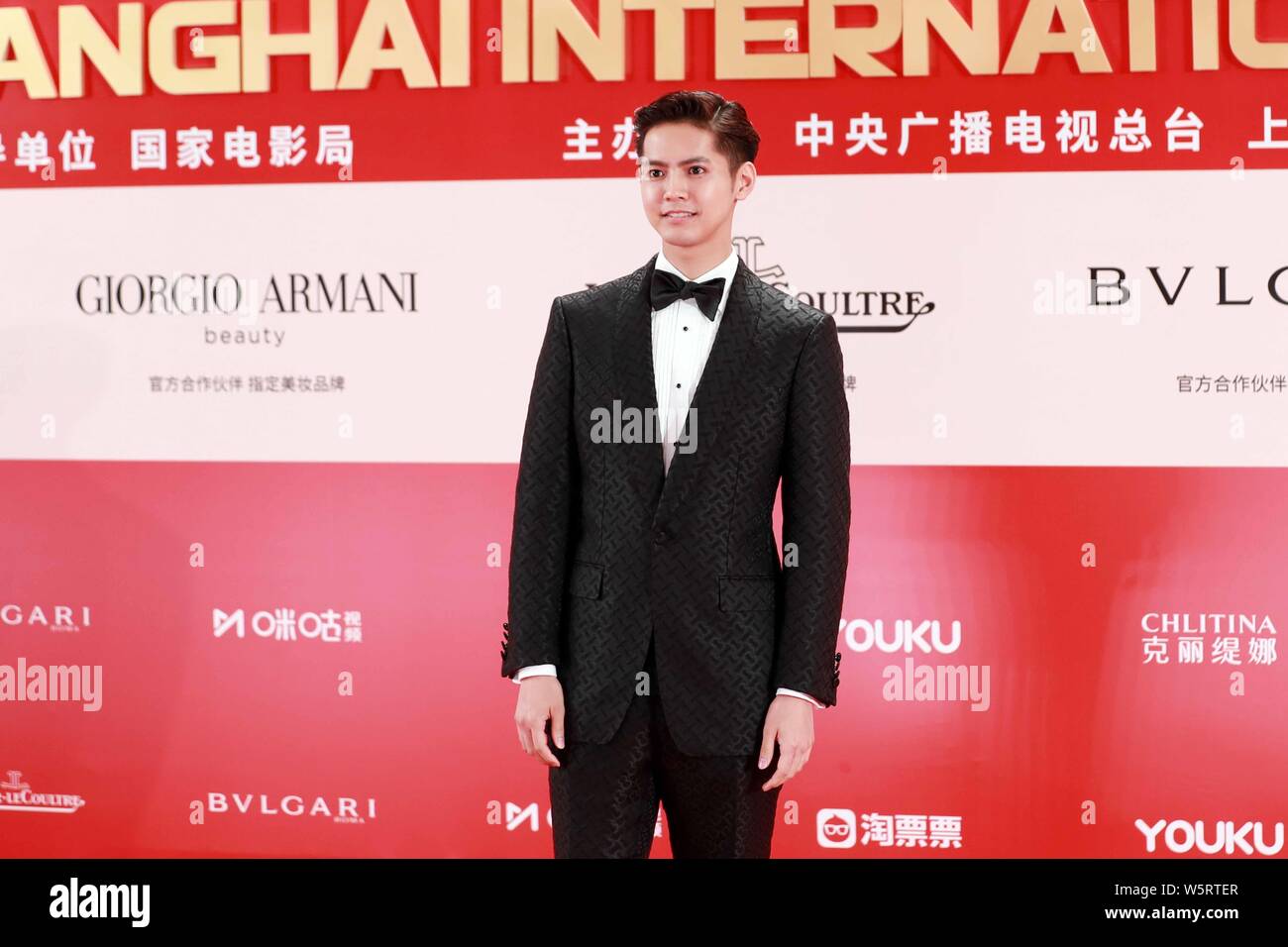 Chanteur et acteur japonais Ryota Katayose arrive sur le tapis rouge pour la cérémonie de clôture du 22e Festival International du Film de Shanghai (SIFF 201 Banque D'Images