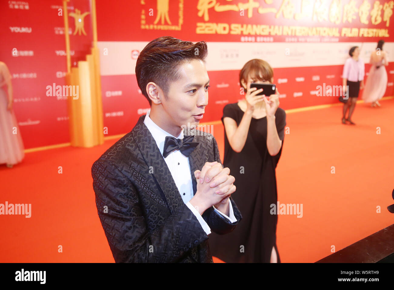 Chanteur et acteur japonais Ryota Katayose arrive sur le tapis rouge pour la cérémonie de clôture du 22e Festival International du Film de Shanghai (SIFF 201 Banque D'Images