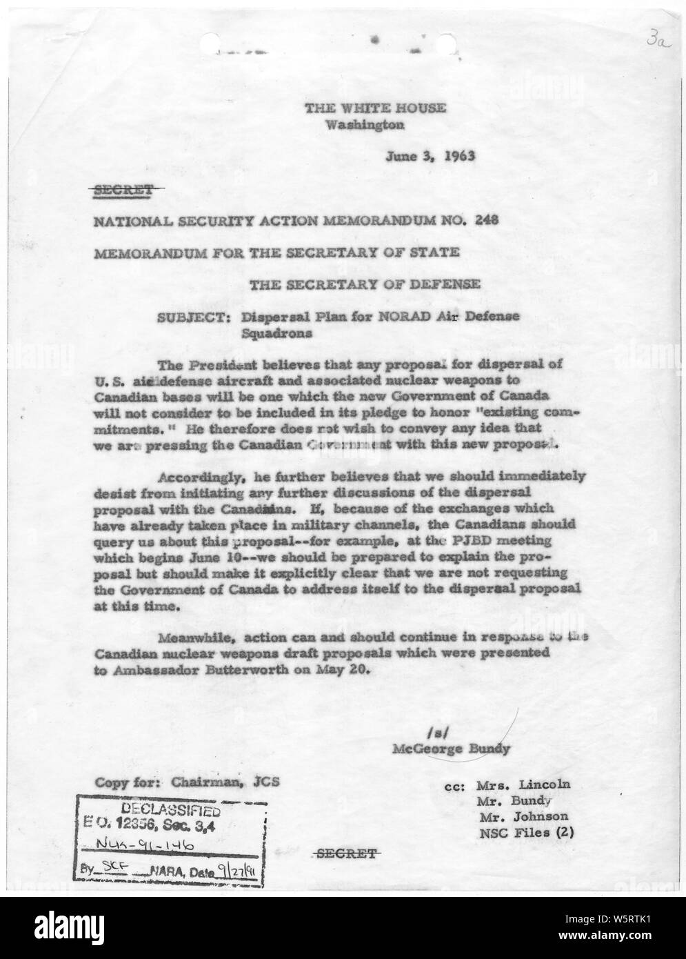 Action de sécurité nationale Note n° 248 Plan de dispersion pour l'aide d'escadrons de défense du NORAD ; Portée et contenu : Note pour le secrétaire d'État, le secrétaire à la défense concernant la dispersion des avions de défense aérienne des États-Unis et des armes nucléaires pour les bases canadiennes. Banque D'Images