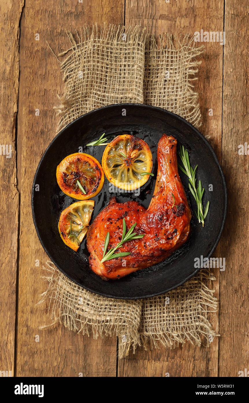 Cuisse de poulet grillé et légumes dans une poêle, vue du dessus Banque D'Images