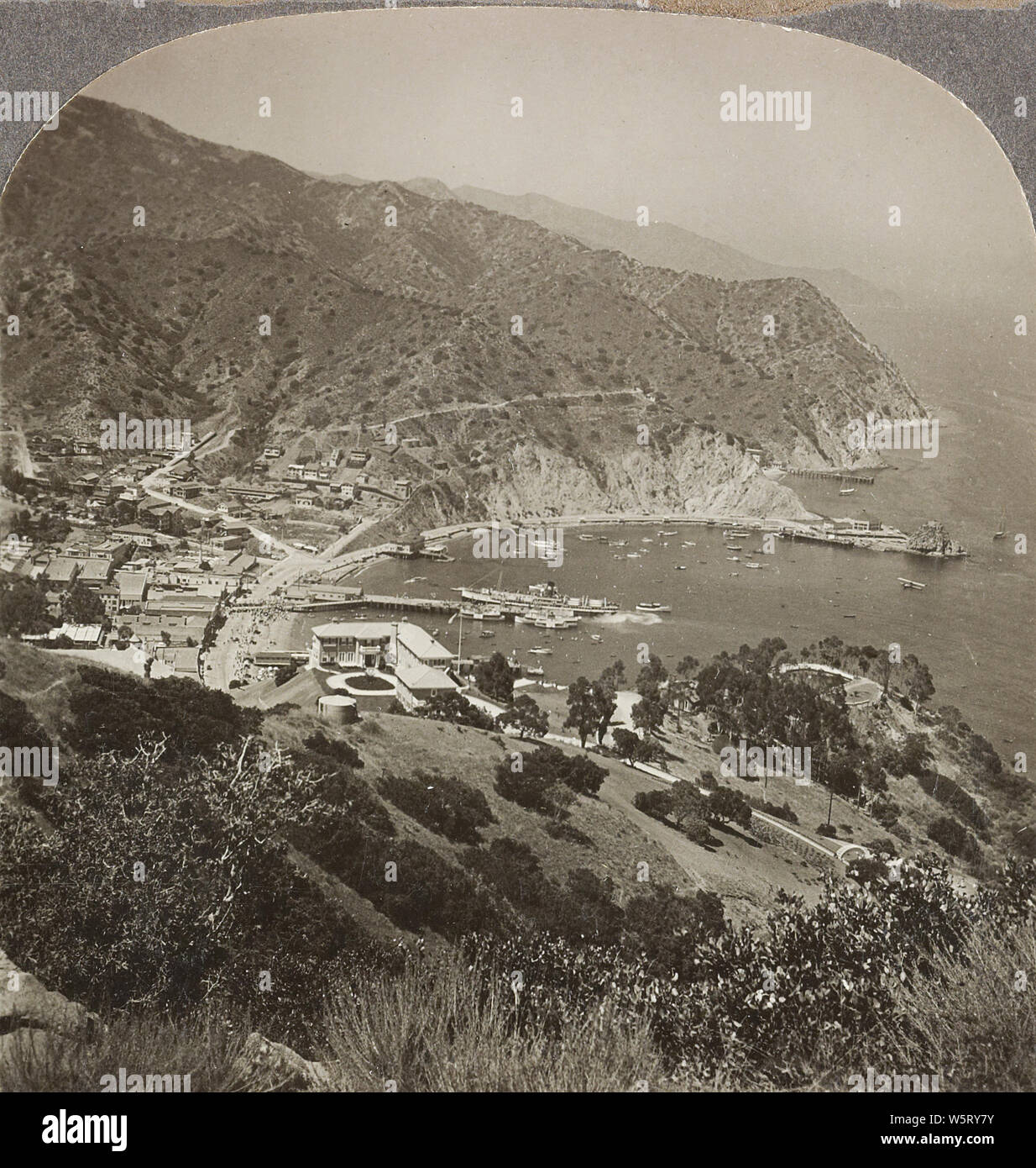 Regardant vers le bas sur de hautes collines, Avalon Santa Catalina Island, Californie. 1926. Banque D'Images