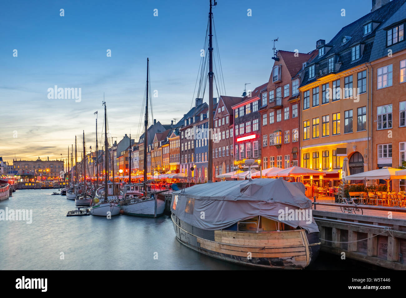 Bâtiments Nyhavn la nuit à Copenhague, Danemark ville. Banque D'Images