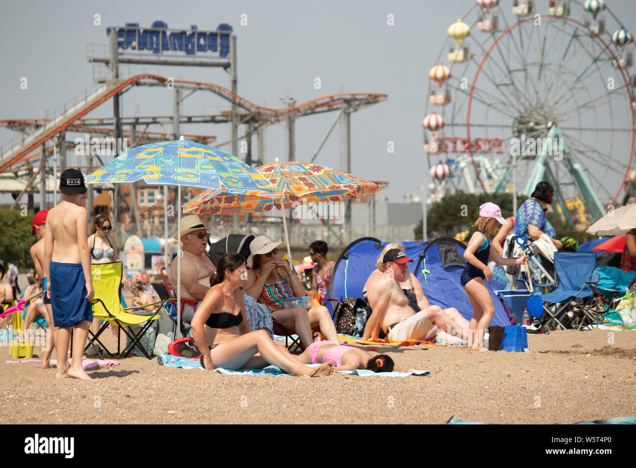 Sex météo à Skegness. Les gens paniers sur la plage sur la journée la plus chaude de l'année. Banque D'Images