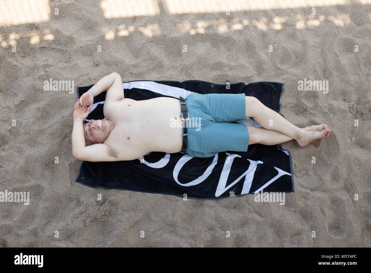 Sex météo à Skegness. Un homme dans l'ombre de Skegness pier sur la journée la plus chaude de l'année Banque D'Images