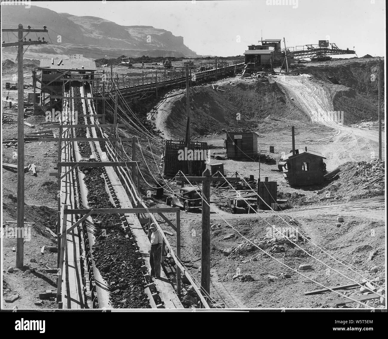 L'une des principales sections du convoyeur à courroie de 60 pouces 175 pieds boom dans le coin supérieur droit. ; Portée et contenu : la photographie de deux volumes d'une série d'albums de photos documentant la construction du barrage de Grand Coulee et travaux connexes sur le bassin du Columbia Projet. Banque D'Images