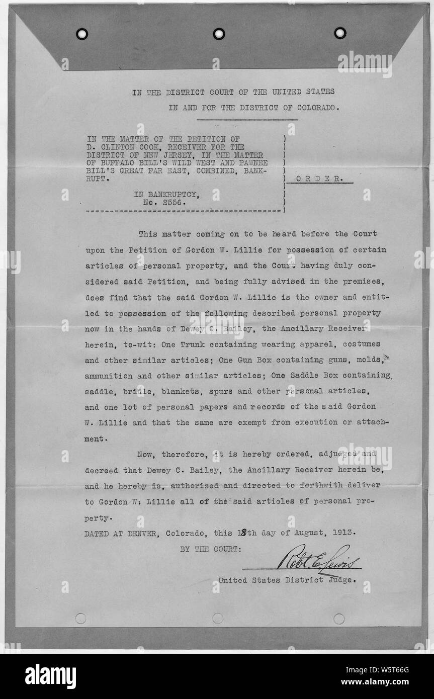 Ordonnance de séquestre auxiliaires d'offrir certains biens à Gordon W. Lillie ; Portée et contenu : Lillie, connu sous le nom de Loi de Pawnee, a été partenaire de Buffalo Bill Cody dans son Grand est combiné et Wild West Show, qui est l'objet de ce cas de faillite. Lillie a demandé à la cour pour le retour des biens personnels, y compris les costumes, armes à feu, et d'une selle. Les articles avaient été détenus par le récepteur pour vente publique dans le cadre de la faillite. Banque D'Images