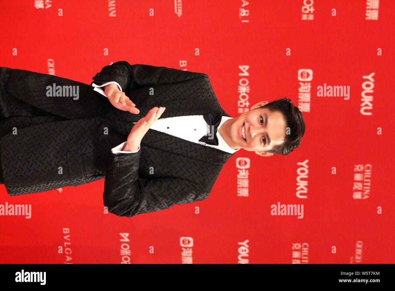 Chanteur et acteur japonais Ryota Katayose arrive sur le tapis rouge pour la cérémonie de clôture du 22e Festival International du Film de Shanghai (SIFF 201 Banque D'Images