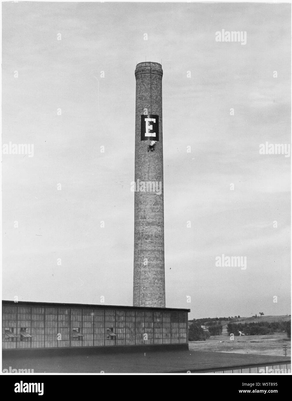 La Marine peinture E sur la cheminée d'usine au Nord Co., pompe à Fridley, au Minnesota Banque D'Images