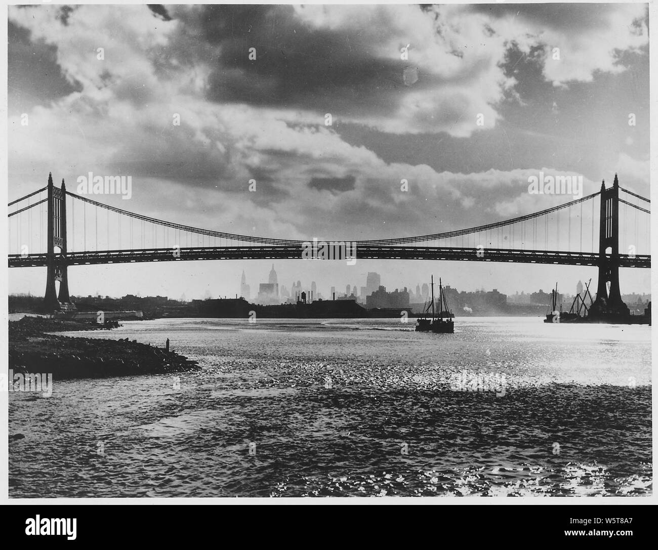 PWA : New York comme un tapis volant, le pont Tri-Borough balançoires à travers le ciel avec 'Bagdad dans le métro' dans l'arrière-plan. Banque D'Images
