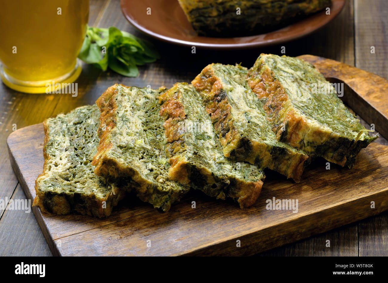 Tranches de pain d'épinards faits maison sur planche à découper en bois, Close up Banque D'Images