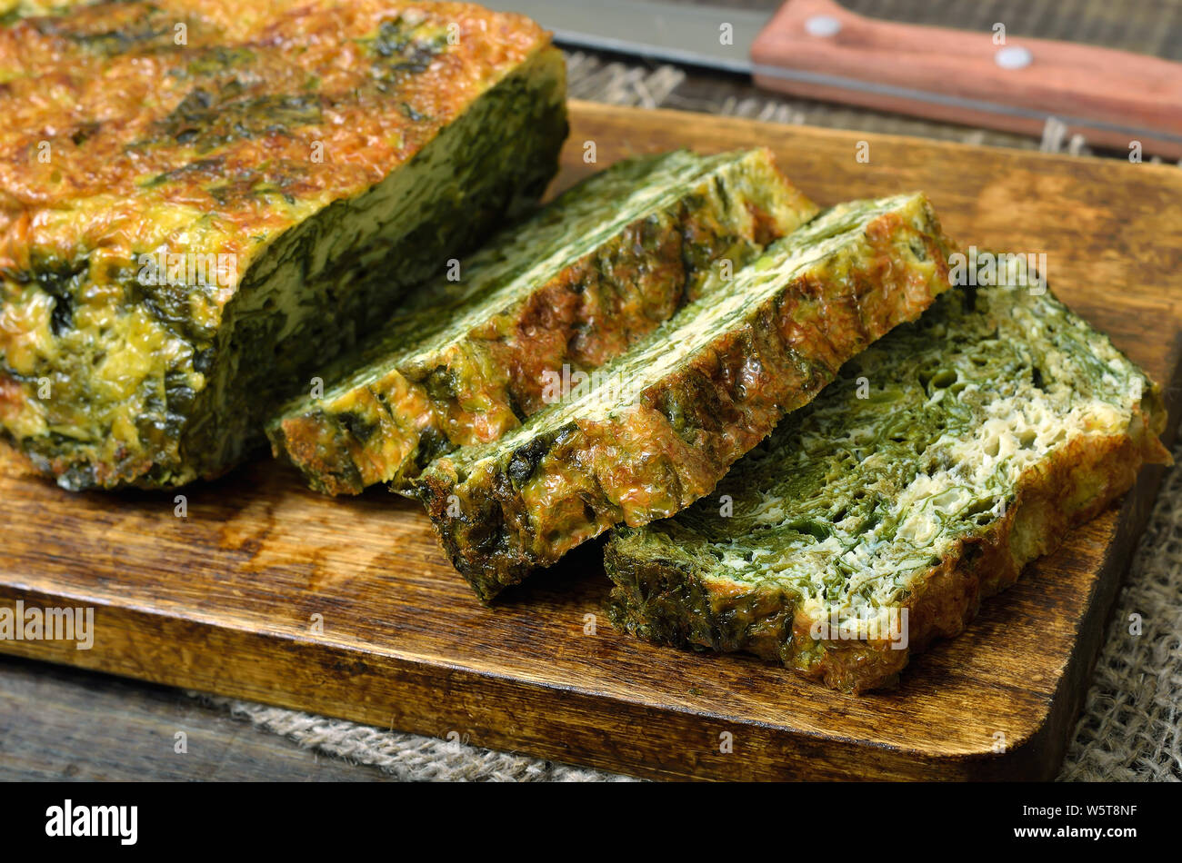 Tranches de pain d'épinards sur planche à découper en bois, Close up Banque D'Images