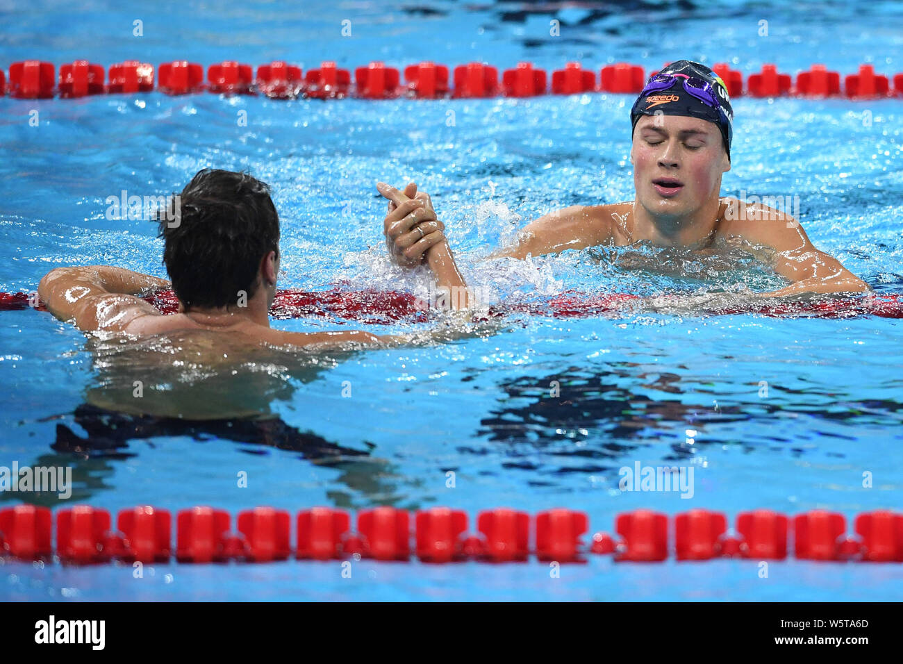 Record Du Monde 25m Nage Libre Mykhailo Romanchuk de l'Ukraine célèbre après avoir remporté le Men's 1  500m nage libre lors de la 14e aux Championnats du Monde de Natation FINA ( 25m) à Hangzho Photo Stock - Alamy